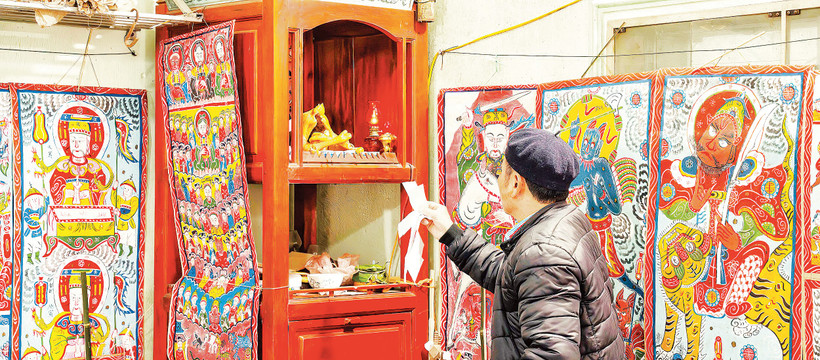 Tranh thờ của người Dao ở Ba Vì, Hà Nội đầy màu sắc và mang ý nghĩa tâm linh, giáo dục sâu sắc.