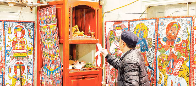 Tranh thờ của người Dao ở Ba Vì, Hà Nội đầy màu sắc và mang ý nghĩa tâm linh, giáo dục sâu sắc.