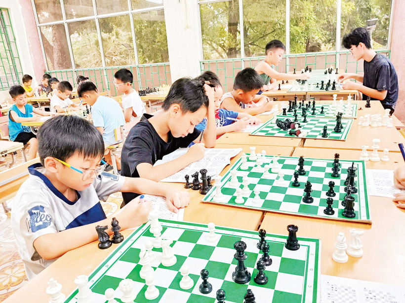Ngày càng nhiều thanh thiếu nhi tham gia chơi cờ vua tại Cao Bằng. Ảnh: Cờ vua CB