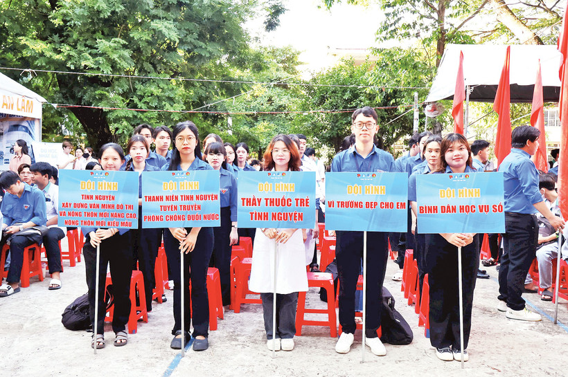 Tuổi trẻ Cần Thơ trong một chiến dịch ra quân tình nguyện vì cộng đồng. 