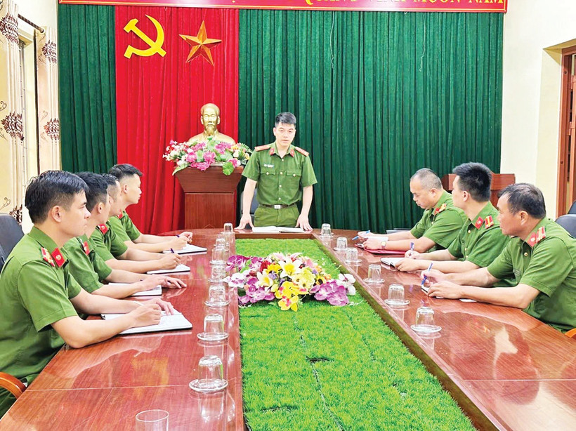 Công an xã Tân Đoàn họp bàn phương án giữ gìn an ninh trật tự trên địa bàn.