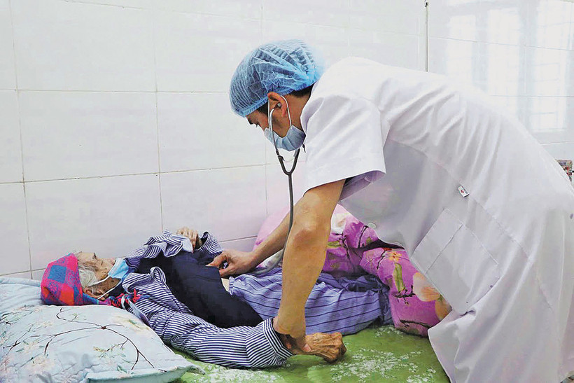 Thăm khám cho bệnh nhân sau mổ tại Bệnh viện Đa khoa Phong Thổ (tỉnh Lai Châu).