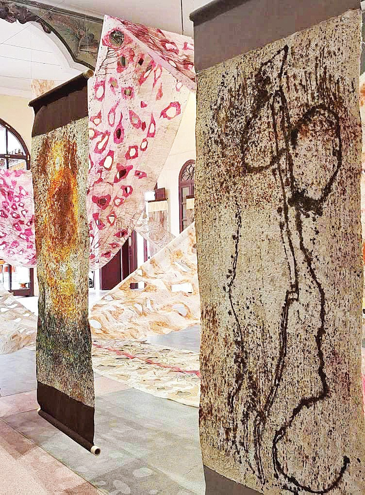 Các tác phẩm nghệ thuật được thể hiện trên giấy dứa.