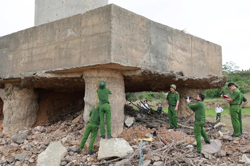 Công an tỉnh Phú Thọ kiểm tra cầu Sông Lô (Ảnh: Công an Phú Thọ).