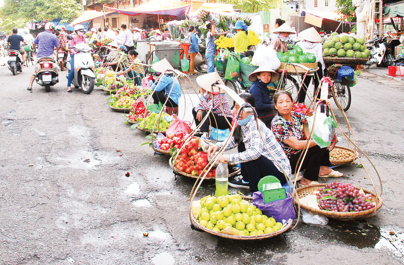 Hà Nội vẫn tồn tại nhiều chợ cóc, điểm kinh doanh tự phát. Ảnh: Khiếu Minh