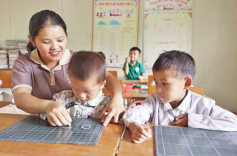 Sắp xếp các cơ sở giáo dục khắc phục các điểm trường lẻ.