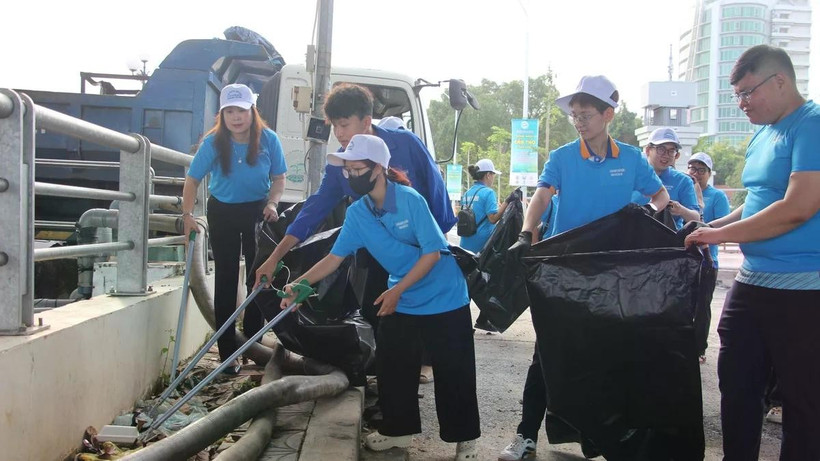 Lãnh đạo Sở Nông nghiệp và Môi trường TP Cần Thơ cùng đoàn viên, thanh niên tham gia thu gom rác thải dọc theo tuyến bờ kè rạch Khai Luông.