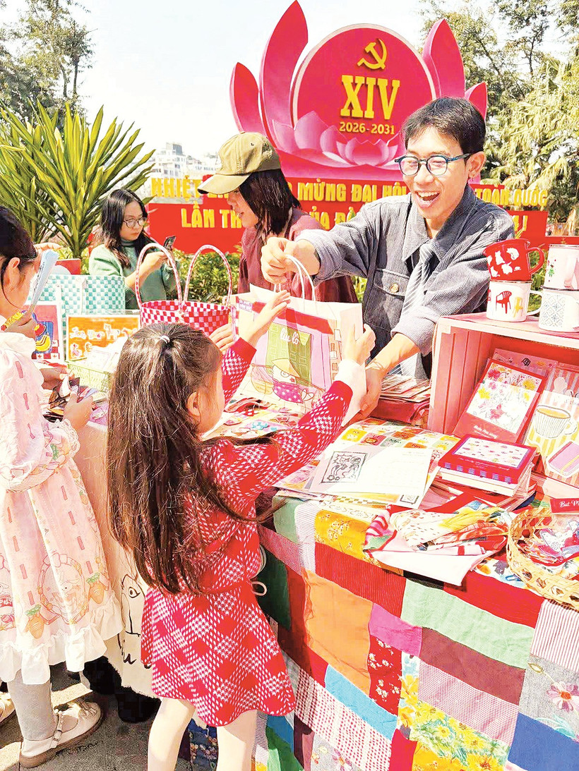 Niềm vui của chủ và khách khi tham gia sự kiện Tụ hội sáng tạo, tháng 1/2026 bên Hồ Hoàn Kiếm. (Nguồn fanpage Lễ hội thiết kế sáng tạo) 