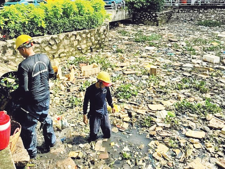 UBND phường Xuân Khánh tổ chức ra quân thu gom rác tại rạch Tham Tướng. Ảnh UBND phường cung cấp.