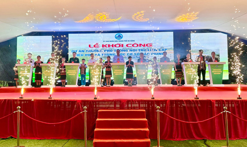 Nghi thức bấm nút khởi công dự án Trường phổ thông nội trú liên cấp Tiểu học và Trung học cơ sở Đắc Pring.