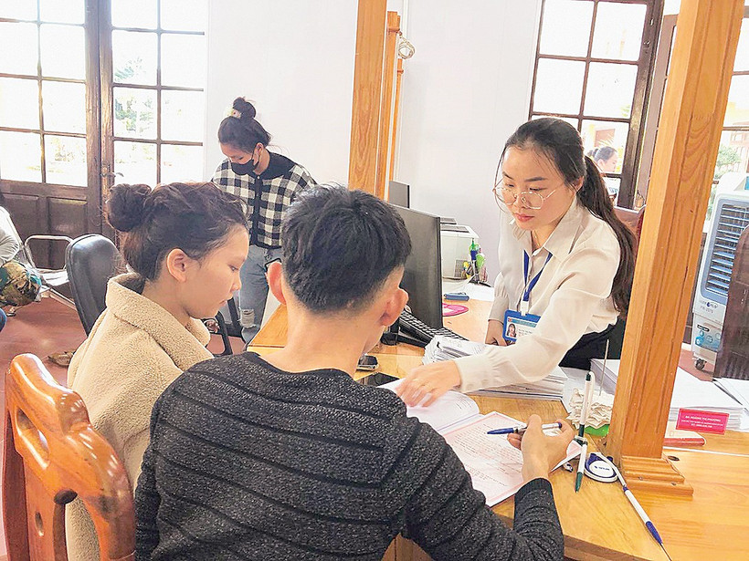 Cán bộ Trung tâm Phục vụ hành chính công xã Đức Trọng trả kết quả giải quyết thủ tục hành chính cho người dân.