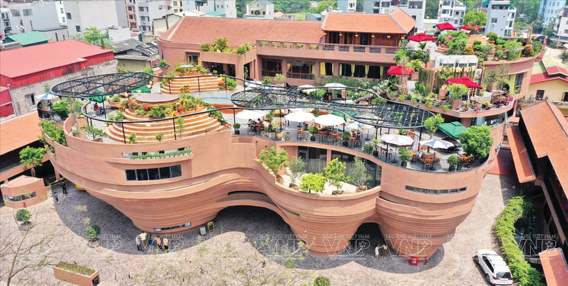 Bảo tàng Gốm Bát Tràng - điểm nhấn đặc biệt thu hút khách du lịch trên hành trình khám phá làng nghề truyền thống Bát Tràng. Ảnh: Vương Lộc