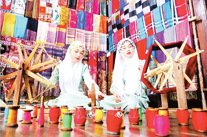 Không gian đa sắc mầu tại cơ sở dệt thổ cẩm Mohamad thu hút giới trẻ đến tham quan, trải nghiệm. Ảnh: TTXVN 