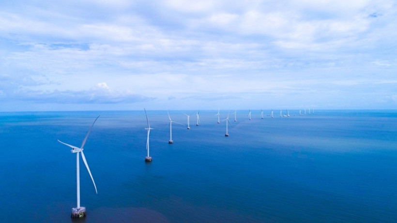 Các trụ tua-bin gió của Dự án Nhà máy điện gió Tân Thuận 75MW.