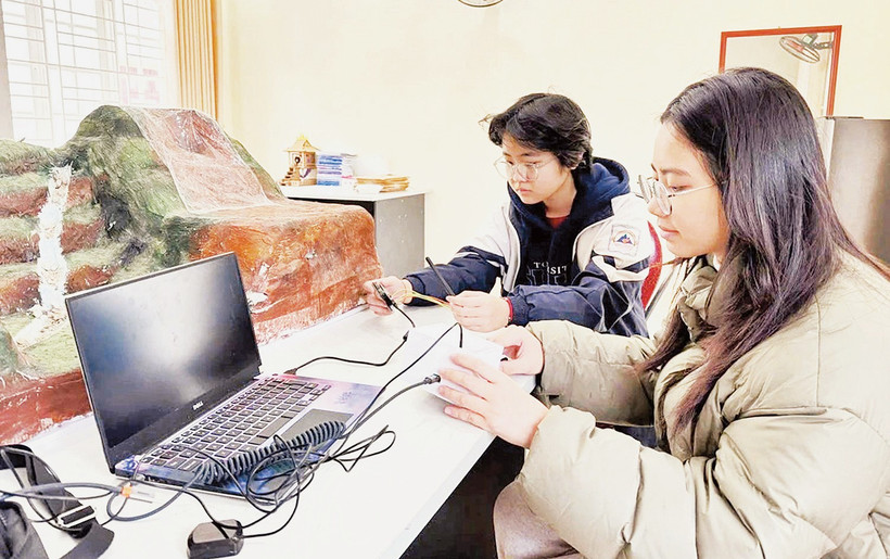 Phương Anh (trái) cùng cộng sự Khánh Nhi nghiên cứu sản phẩm.