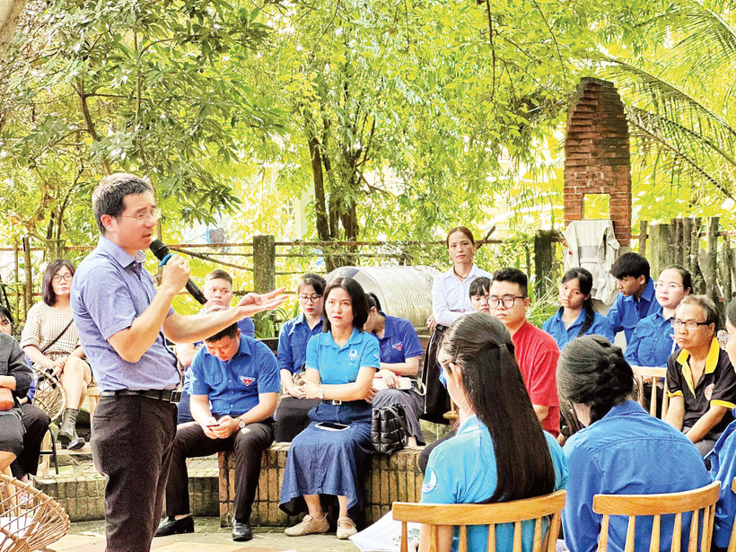 Diễn giả Nguyễn Quốc Vương trong một chương trình lan tỏa văn hóa đọc cho học sinh. 