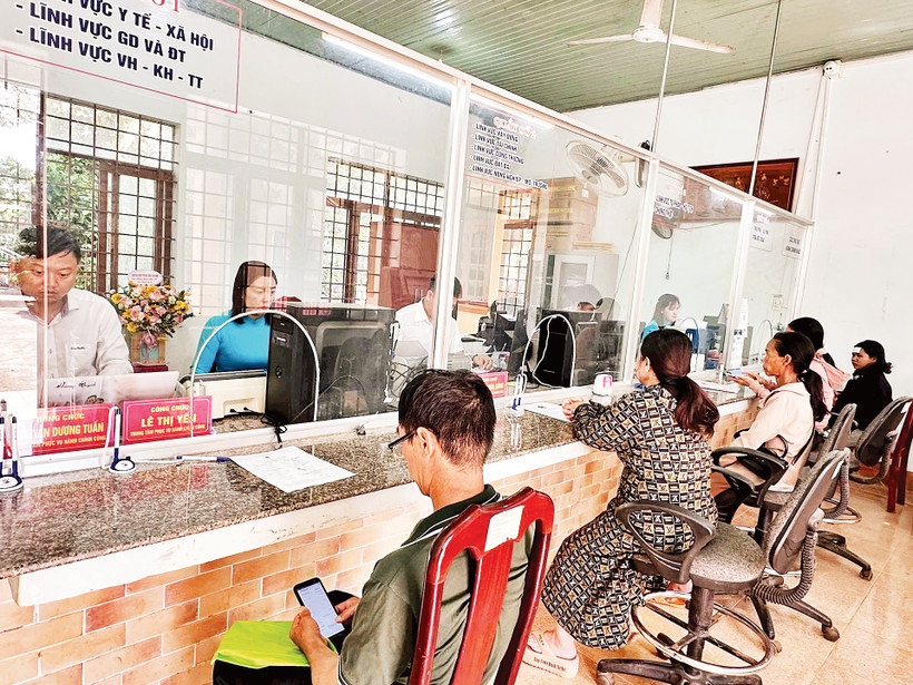 Công chức Trung tâm Phục vụ hành chính công phường giải quyết thủ tục hành chính phục vụ người dân.