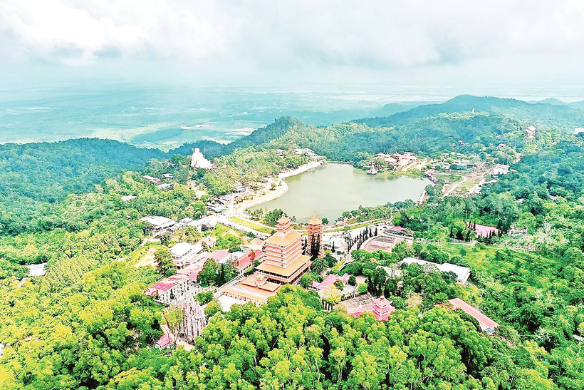 Toàn cảnh Thiên Cấm Sơn.