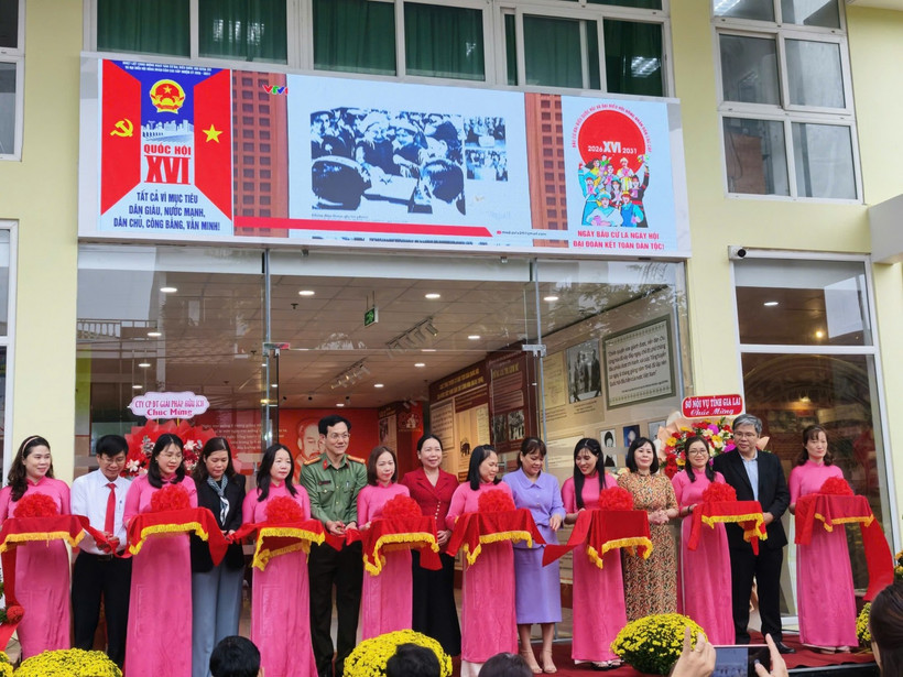 Các đại biểu dự cắt băng khai mạc Trưng bày tài liệu lưu trữ.