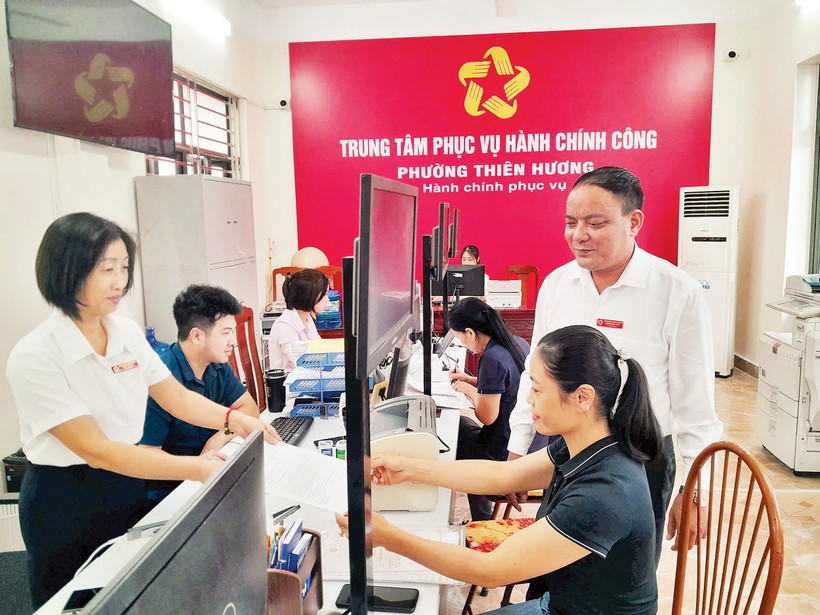 Cán bộ Trung tâm Phục vụ hành chính công phường Thiên Hương hướng dẫn người dân thực hiện thủ tục hành chính.