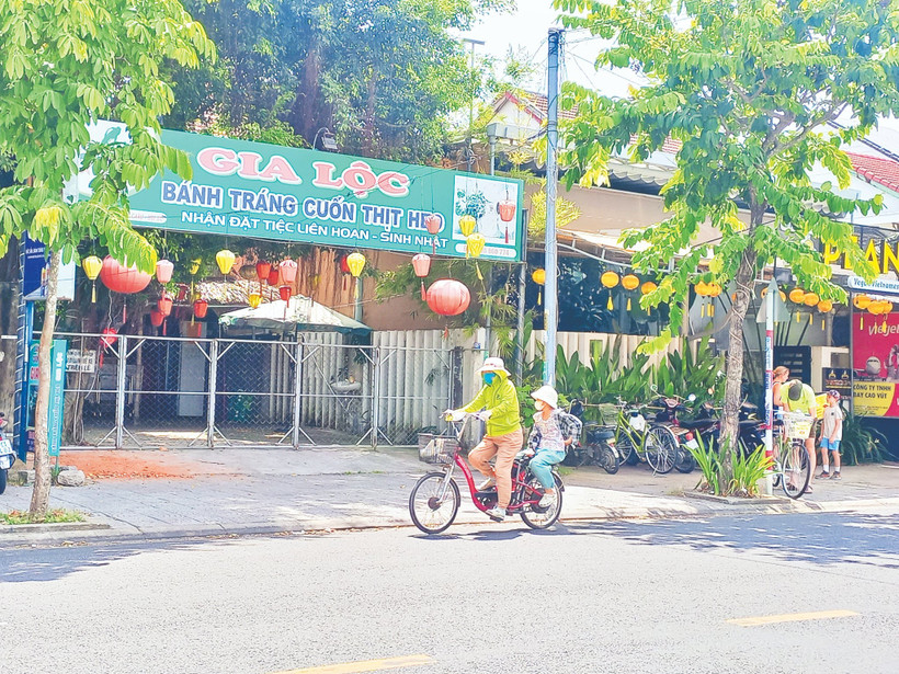 Hàng bánh tráng cuốn thịt heo (phố Trần Nhân Tông, phường Hội An Đông) đóng cửa hơn 2 tuần nay.