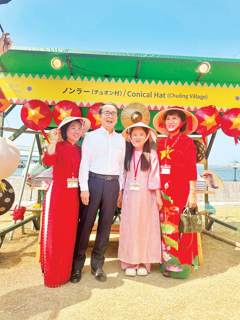 Nghệ nhân Phạm Thị Vấn (ngoài cùng bên trái) và con gái Lê Thị Thu Hà (thứ ba từ trái sang) trong một lần giới thiệu sản phẩm tại cảng Takamatsu, với Thống đốc tỉnh Kagawa, Nhật Bản (thứ hai từ trái sang).