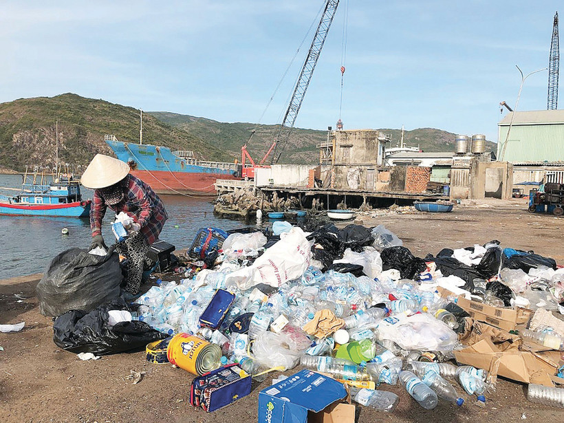 Rác thải được phân loại ngay tại cảng khi tàu cập bờ. Ảnh: Vân Sơn