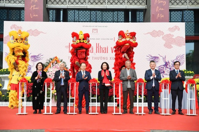 Các đại biểu thực hiện nghi thức cắt băng khai mạc trưng bày chuyên đề "Long Mã khai văn" và mở cửa hệ thống trưng bày thường xuyên của Bảo tàng Hà Nội.