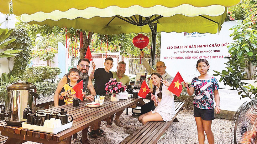 Du khách tham quan CSO Gallery ở Hội An.