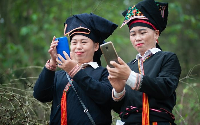 Chị em vùng cao giờ đã quen thuộc với việc dùng điện thoại thông minh để tiếp thị sản vật quê hương. Nguồn: Hội Liên hiệp Phụ nữ Việt Nam