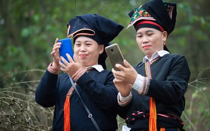 Chị em vùng cao giờ đã quen thuộc với việc dùng điện thoại thông minh để tiếp thị sản vật quê hương. Nguồn: Hội Liên hiệp Phụ nữ Việt Nam