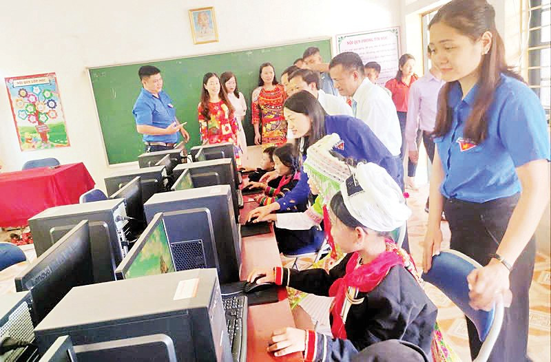 Khánh thành “Phòng máy tính cho em” thuộc Chương trình “Sóng và máy tính cho em” , do Trung ương Đoàn phối hợp với tỉnh triển khai trao tặng cho các trường học.