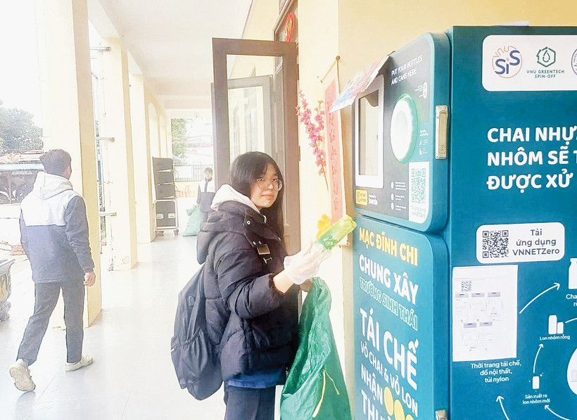Trạm thu hồi vỏ chai, vỏ lon tích lũy tín chỉ carbon tại Trường THPT Mạc Đĩnh Chi, lắp đặt trong tháng 12/2025. (Nguồn: Fanpage của nhà trường)