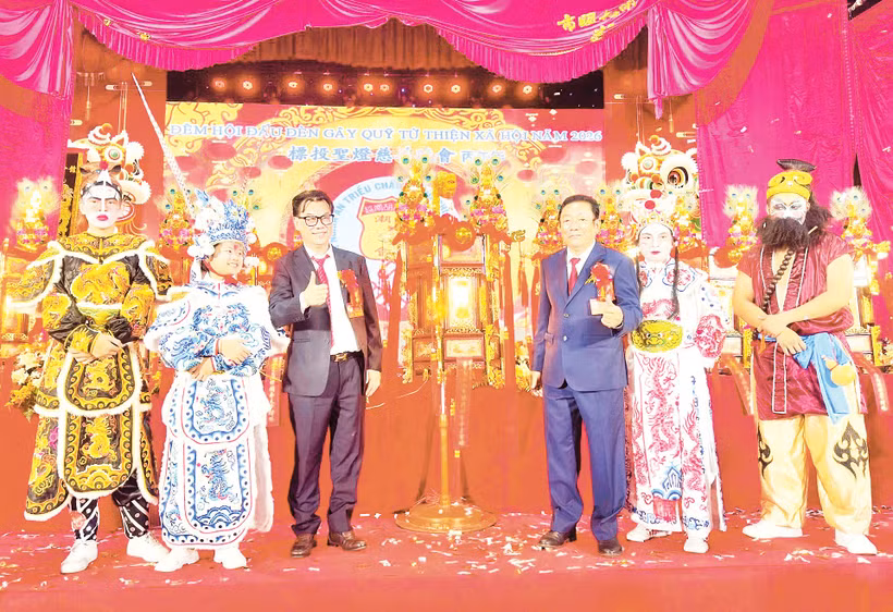 Phó Trưởng ban Thường trực Ban quản trị Hội quán Nghĩa An Trương Kính Minh (người thứ ba, từ phải sang) trao “Đèn thần Quan Thánh Đế Quân” đến người đấu giá thành công.