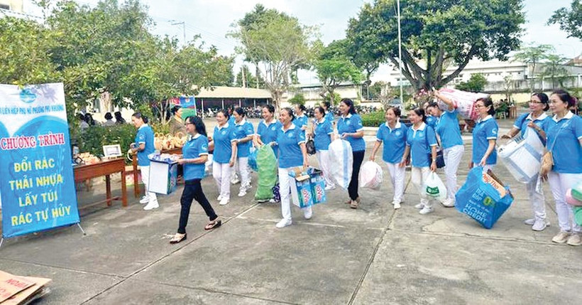 Hội viên phụ nữ mang rác thải nhựa lấy túi rác tự hủy.