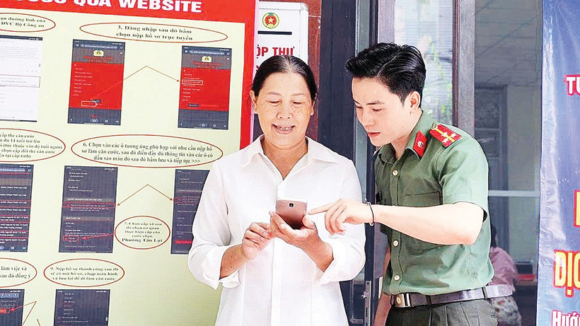 Hỗ trợ người dân thao tác với điện thoại thông minh. Ảnh tư liệu. 