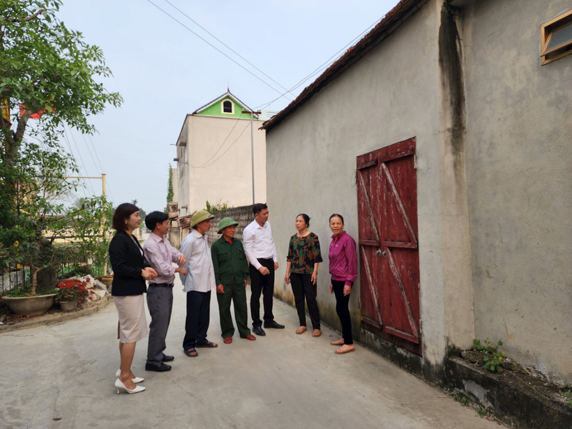 Lãnh đạo xã Dân Lý vận động nhân dân tham gia hiến đất mở đường.