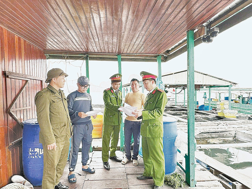Công an phường Cẩm Phả phối hợp cùng lực lượng An ninh trật tự cơ sở kiểm tra cư trú trên tuyến biển.