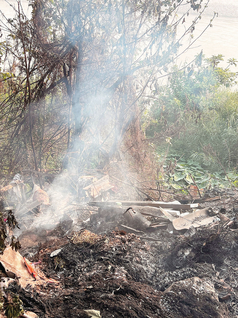 Các loại rác thải cồng kềnh bị vứt bỏ một cách tùy tiện, nhất là ở những khu vực ít người qua lại, như bờ sông...