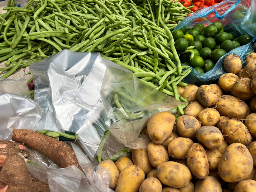 Ở chợ dân sinh, túi nylon thường được để sẵn, miễn phí, phục vụ người mua.