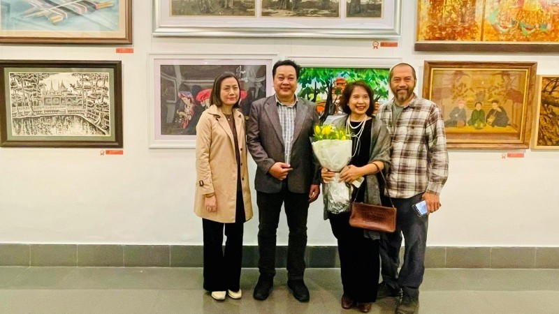 Họa sĩ Lê Phi Hùng (thứ hai từ trái sang) đoạt Giải nhất Cuộc thi vẽ tranh "Di sản văn hóa Việt Nam qua hội họa" năm 2025.