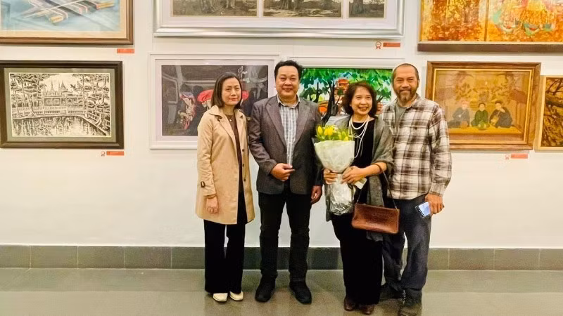 Họa sĩ Lê Phi Hùng (thứ hai từ trái sang) đoạt Giải nhất Cuộc thi vẽ tranh "Di sản văn hóa Việt Nam qua hội họa" năm 2025.