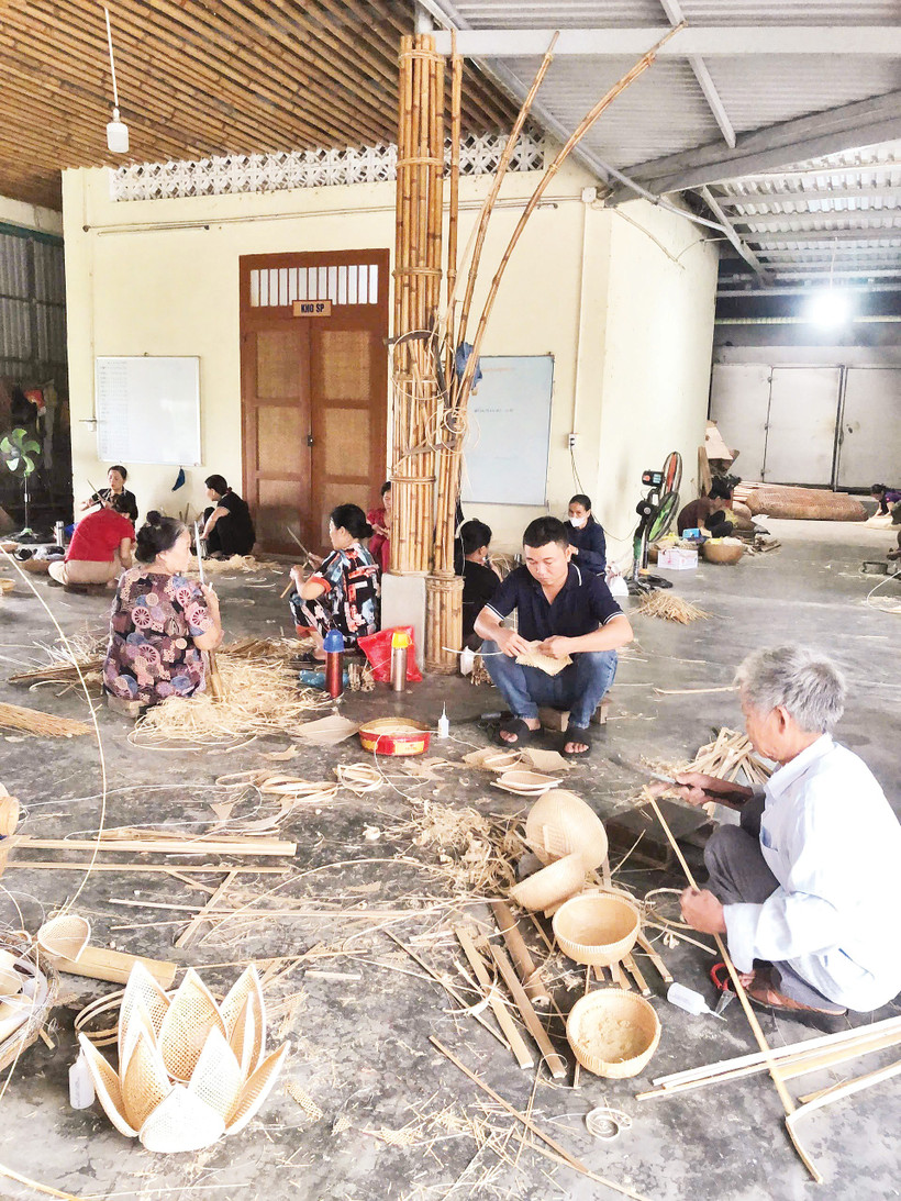 Các thành viên Hợp tác xã mây tre đan Bao La trong một buổi làm việc.