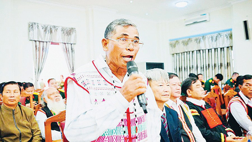 Đại biểu chia sẻ kinh nghiệm, cách làm hay tại cuộc gặp mặt 100 già làng, trưởng thôn, người có uy tín và chức sắc tôn giáo tiêu biểu khu vực Tây Nguyên, ngày 29/12. Ảnh: Phương Dung