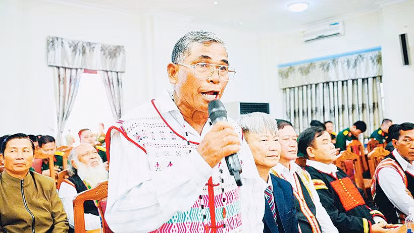 Đại biểu chia sẻ kinh nghiệm, cách làm hay tại cuộc gặp mặt 100 già làng, trưởng thôn, người có uy tín và chức sắc tôn giáo tiêu biểu khu vực Tây Nguyên, ngày 29/12. Ảnh: Phương Dung