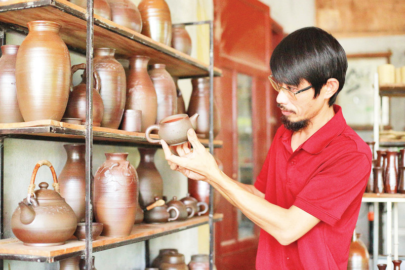 Màu nâu đậm của gốm Phước Tích.