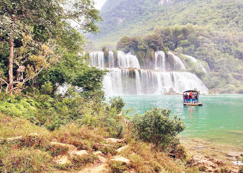 Vẻ đẹp hùng vĩ của thác Bản Giốc - thác nước nằm trên đường biên giới lớn thứ tư trên thế giới.
