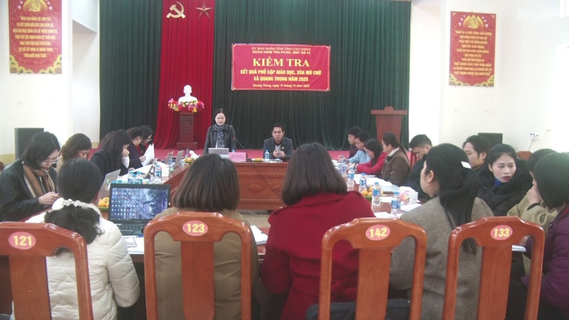Đoàn công tác số 1 của tỉnh Cao Bằng kiểm tra, công nhận kết quả phổ cập giáo dục và xóa mù chữ tại xã Quang Trung.