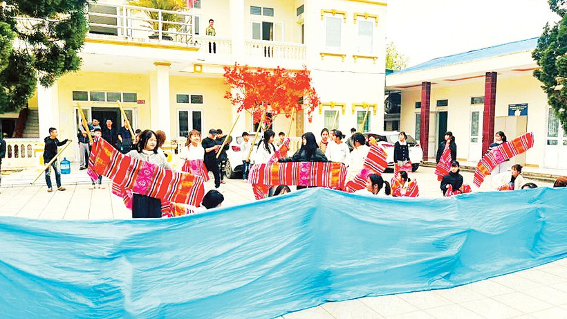 Các bạn trẻ xã Bản Bo tập văn nghệ để biểu diễn tại Lễ hội. (Nguồn: Trang thông tin điện tử Xã Bản Bo)