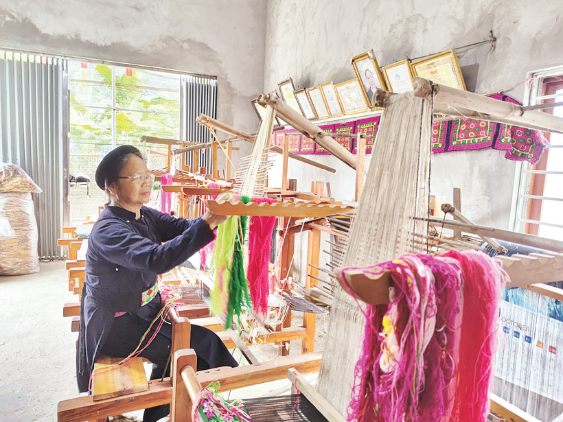 Nghệ nhân Nông Thị Thược thực hành kỹ thuật dệt thổ cẩm. Ảnh: Văn Học 